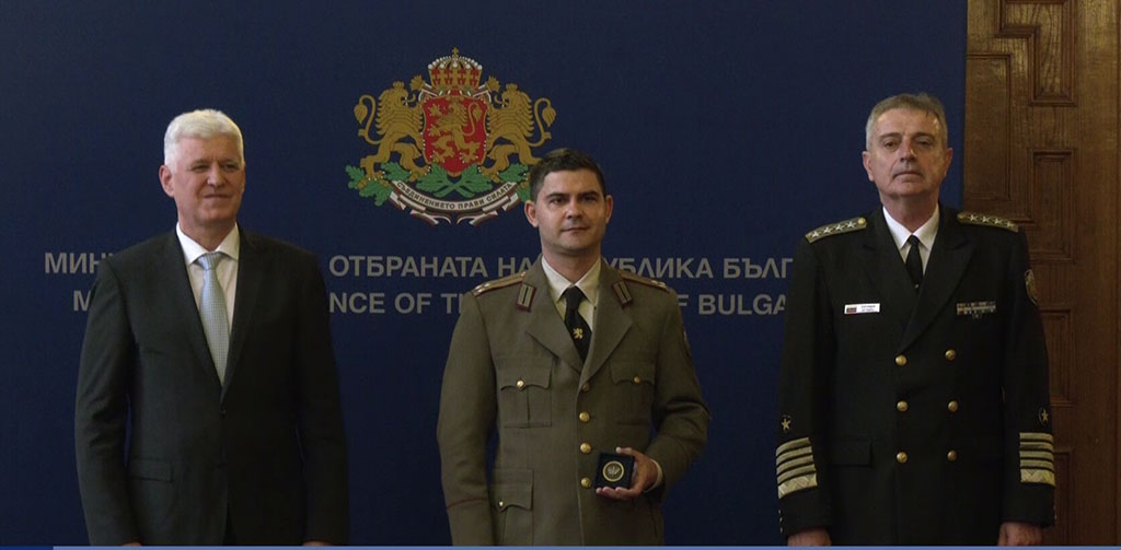 Министърът и началникът на отбраната наградиха военнослужещи по случай 6 май
