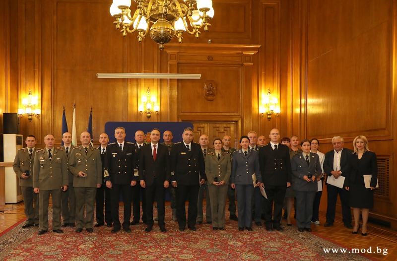 По случай 6 май наградиха военнослужещи и цивилни служители за принос към отбраната