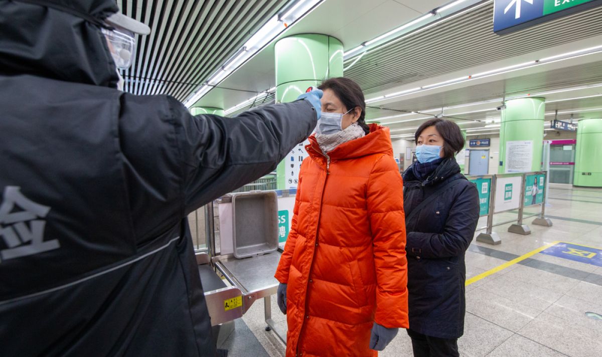 Властите в Шанхай затвориха всички метростанции в града, като част от новите мерки за справяне със заразата от Ковид-19, а в Пекин започна тридневен период на масово тестване