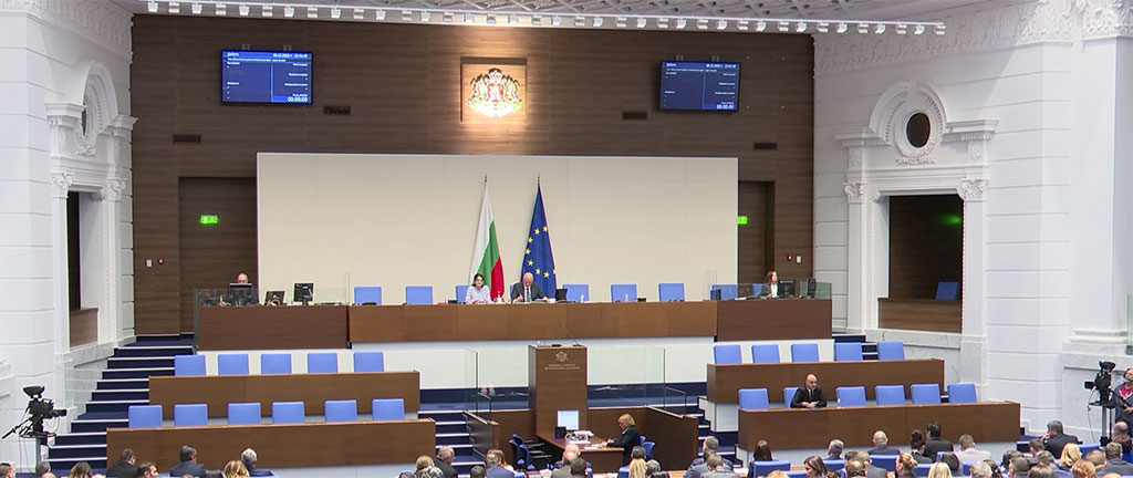Парламентът отхвърли ветото на президентa за предоставяне на БТР-и на Украйна