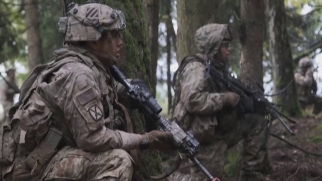 НАТО разположи 300 военни извън Афганистан, които да помагат на евакуираните от страната