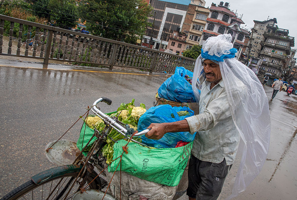 Близо 200 жертви на наводнения и свлачища в Непал и Индия