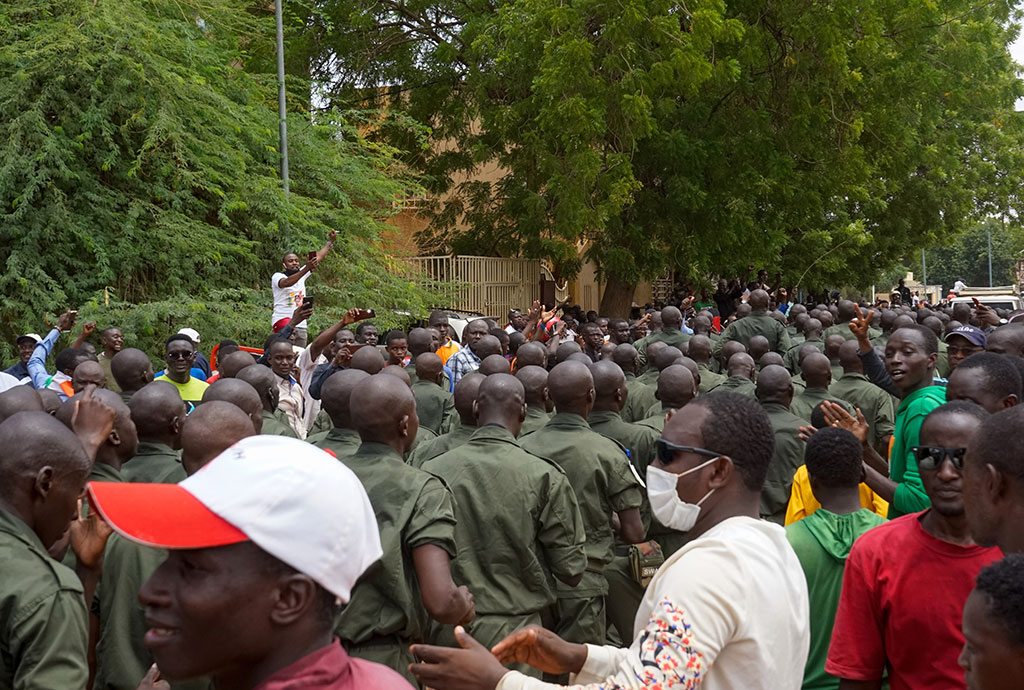 Атакуваха френското посолство в Нигер; Африканският съюз с ултиматум към хунтата