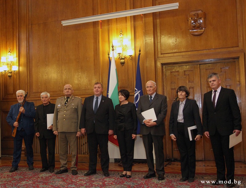 Министърът на отбраната връчи награди по случай Деня на народните будители