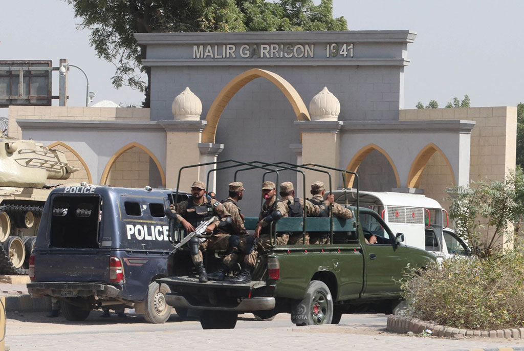 Бойци на пакистанските талибани убиха четирима полицаи в Пакистан при нападения със стрелба и бомби