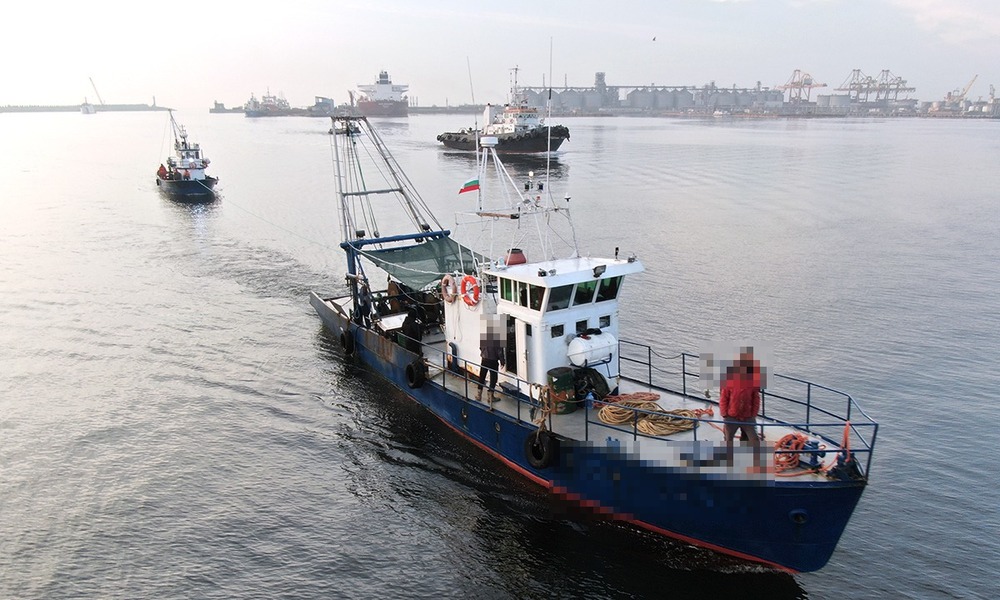 Три български риболовни кораба са заловени да бракониерстват калкан и акула в изключителната икономическа зона на Румъния в Черно море