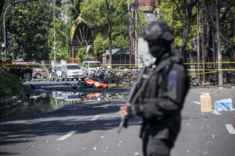 Атентат в Индонезия, един убит и 10 ранени