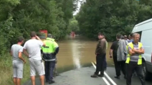Пороен дъжд и придошла река подкопаха пътя Велинград-Якоруда