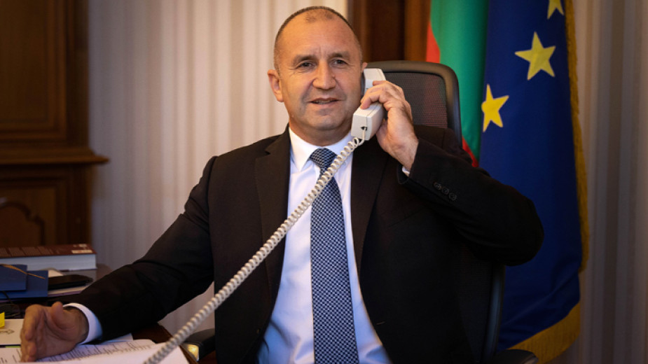 Румен Радев призова турския си колега Реджеп Тайип Ердоган за координирани действия за извеждане на блокираните в украински пристанища български и турски екипажи преди постигането на мирно споразумение в Украйна