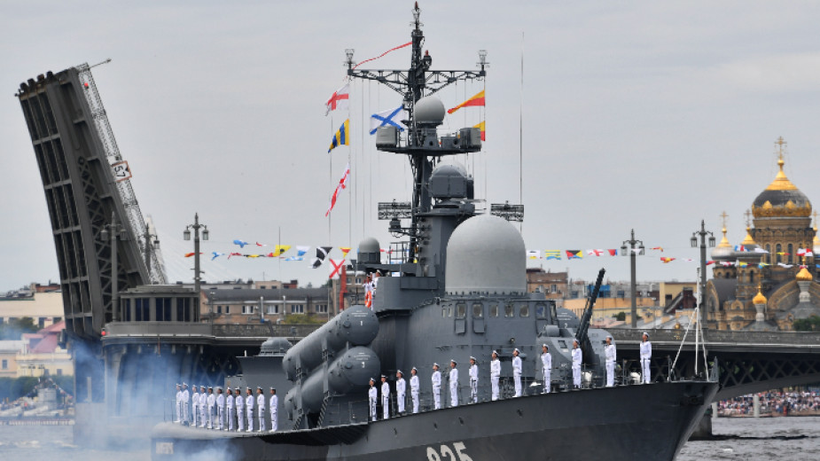 Руски военни кораби навлязоха в Червено море, съобщиха военноморските сили