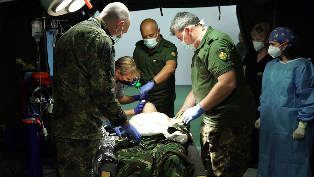 Съвместно занятие на бойни санитари и военни медици – сертифицираха хирургичен екип, деклариран в НАТО