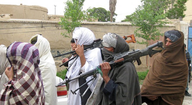 Враг пред портата: Талибаните в Афганистан в опит да превземат областен град