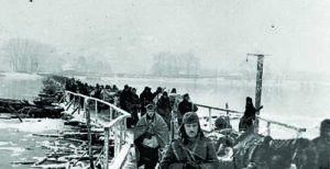 Части от Първа българска армия минават Дунава по единствения понтонен мост