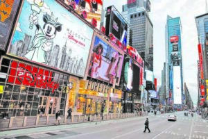 Прочутият нюйоркски площад 'Таймс скуеър', наричан Пъпът на света, опустя след като коронавирусът удари най-големия град в САЩ