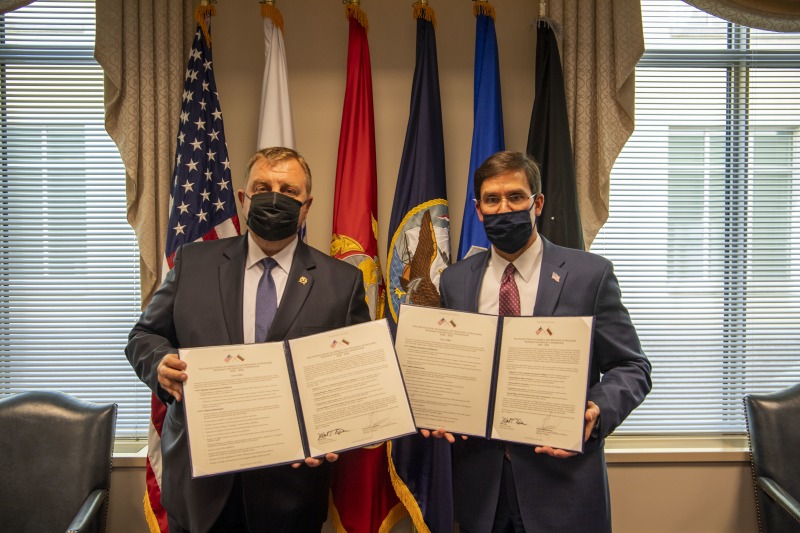 Министрите на отбраната на България и САЩ Красимир Каракачанов и Марк Еспър подписаха Пътна карта за сътрудничество в областта на отбраната