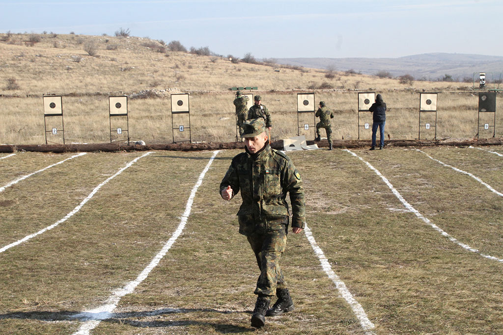 Точна стрелба на турнир в чест на празника на Сухопътни войски
