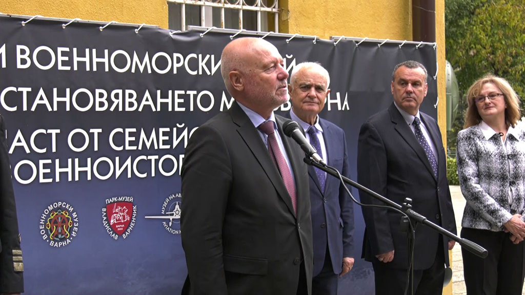 Министърът на отбраната откри изложбата „Враг/Приятел“ във Варна