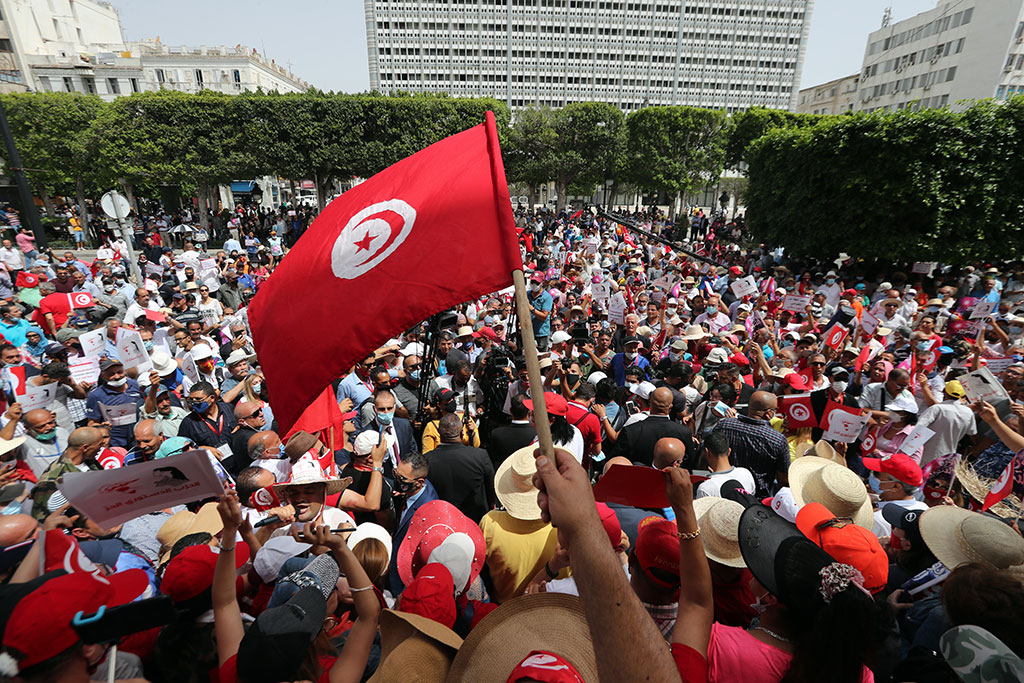 Политическа криза в Тунис – президентът разпусна парламента