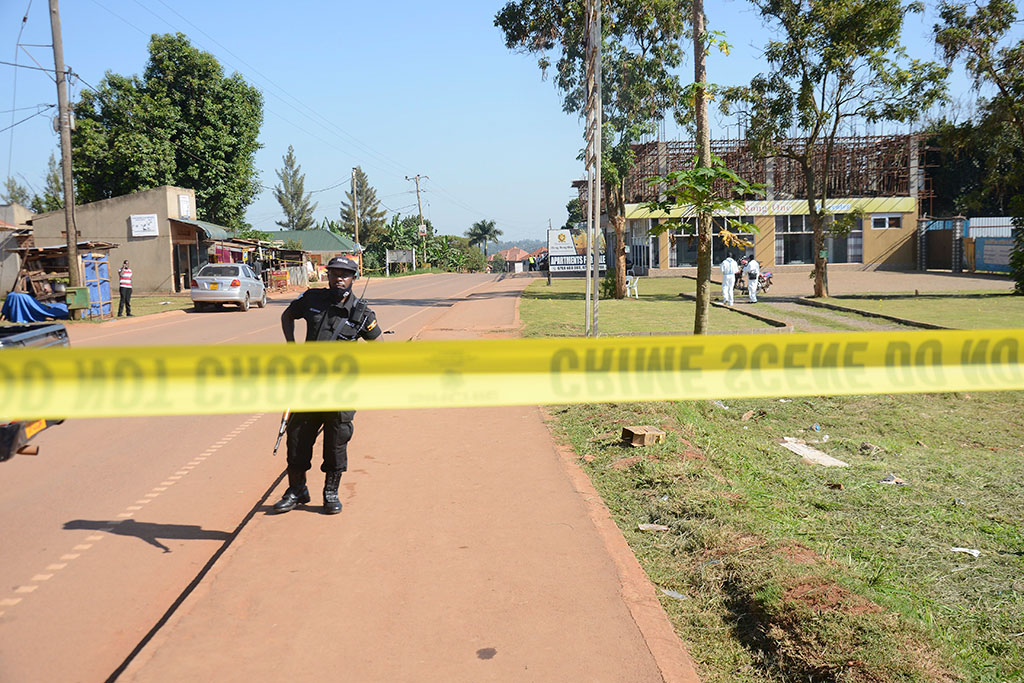 Десетки ранени при две експлозии в столицата на Уганда