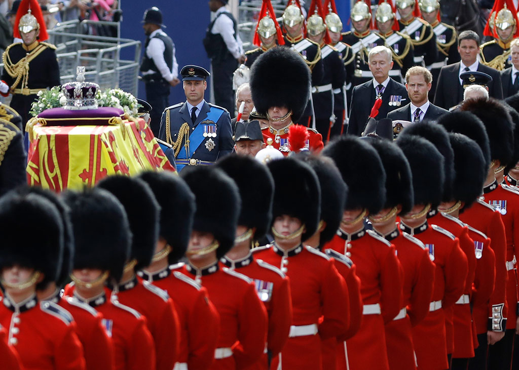 Процесията с ковчега на кралица Елизабет Втора се отправи към британския парламент