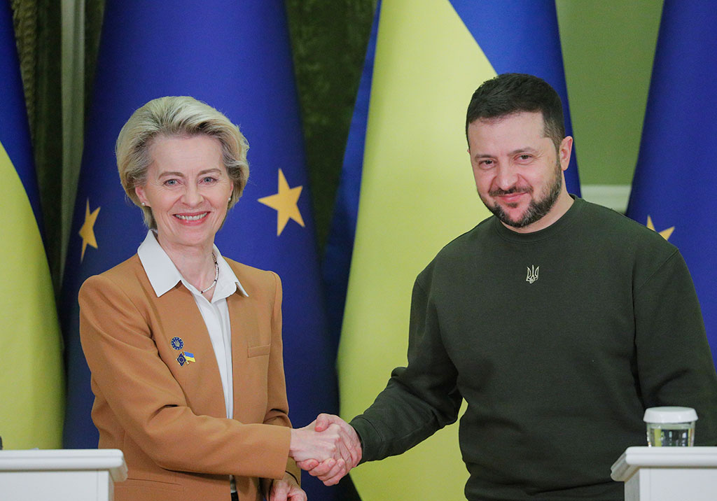 Лидерите на ЕС ще предложат на срещата си в Брюксел ежегодно обсъждане на помощите за Украйна в опит да преодолеят съпротивата на Унгария