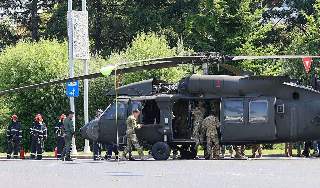 Американски боен хеликоптер кацна ненадейно в центъра на Букурещ
