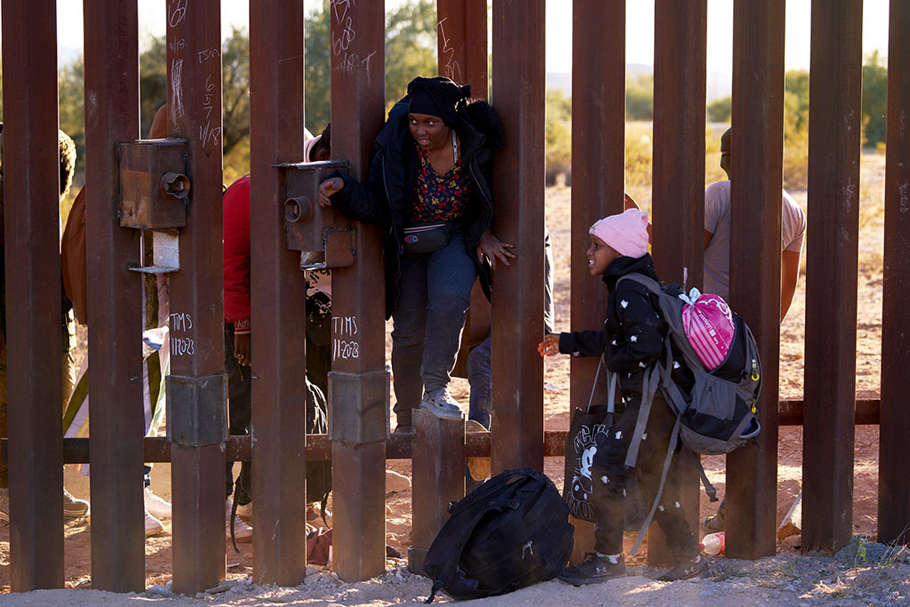 Тексас издигна ново преградно съоръжение по границата с Мексико на фона на спора с правителството „Байдън“ за имиграцията