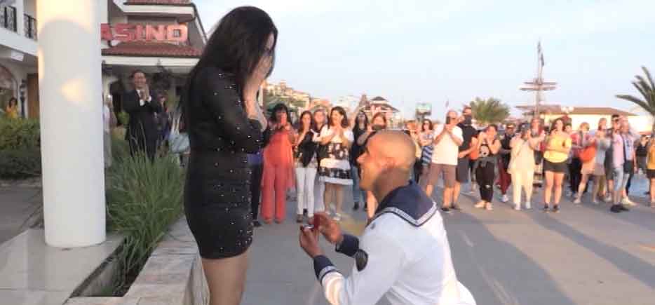 Матрос от ВМС връчи годежен пръстен по време на честване за деня на Ботев