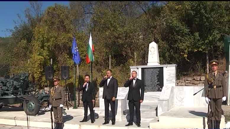 Два паметника в центъра на село Лакатник свидетелстват за героизма на лакатчани в 4 войни