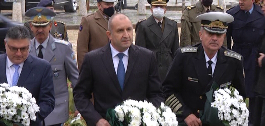 Почит пред паметника на летеца в София по повод празника на авиацията