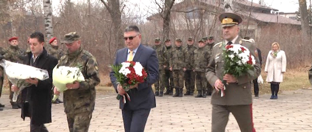 Венци и цветя пред „Паметника на капитаните“ по случай 19 ноември, празника на Сухопътни войски