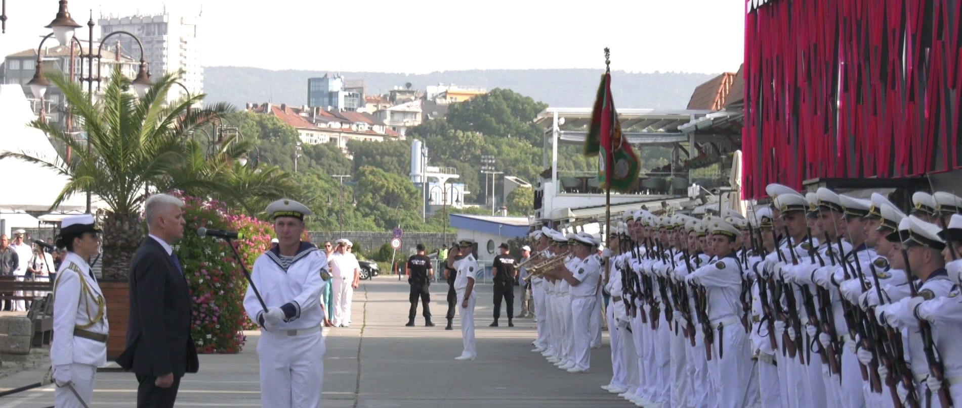 Празник на ВМС –  първи офицерски пагони за курсантите от ВВМУ