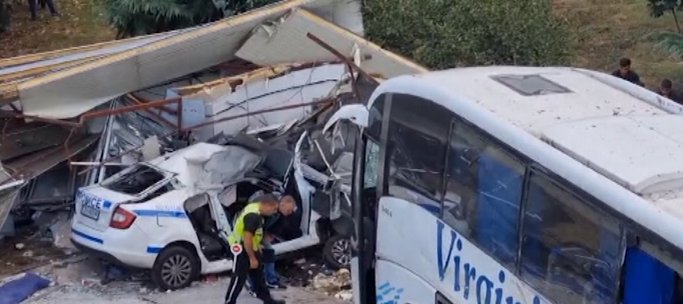 Двама полицаи загинаха след гонка с автобус, превозващ нелегално мигранти