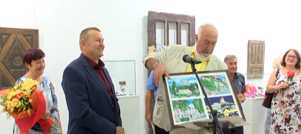 Полковник Евгени Пенчев участва в изложба „Съзвучия“ с дърворезба във Велико Търново
