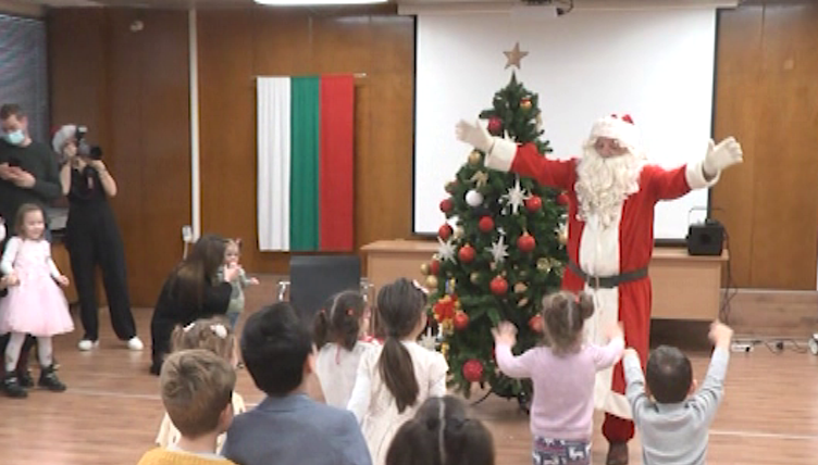 Дядо Коледа не подмина ВМА – десетки деца получиха желаните подаръци