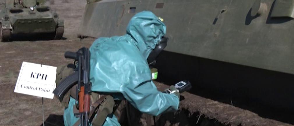 Химици обеззаразяват механизиран батальон след нападение с бойно отровно вещество