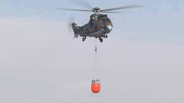 Вертолет с екипаж от 24-та авиобаза от ВВС участва в гасенето на голям пожар в Пазарджишко