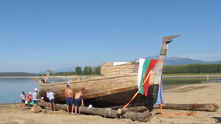 Реплика на тракийски боен кораб вече е във водите на язовир „Копринка“ край Казанлък