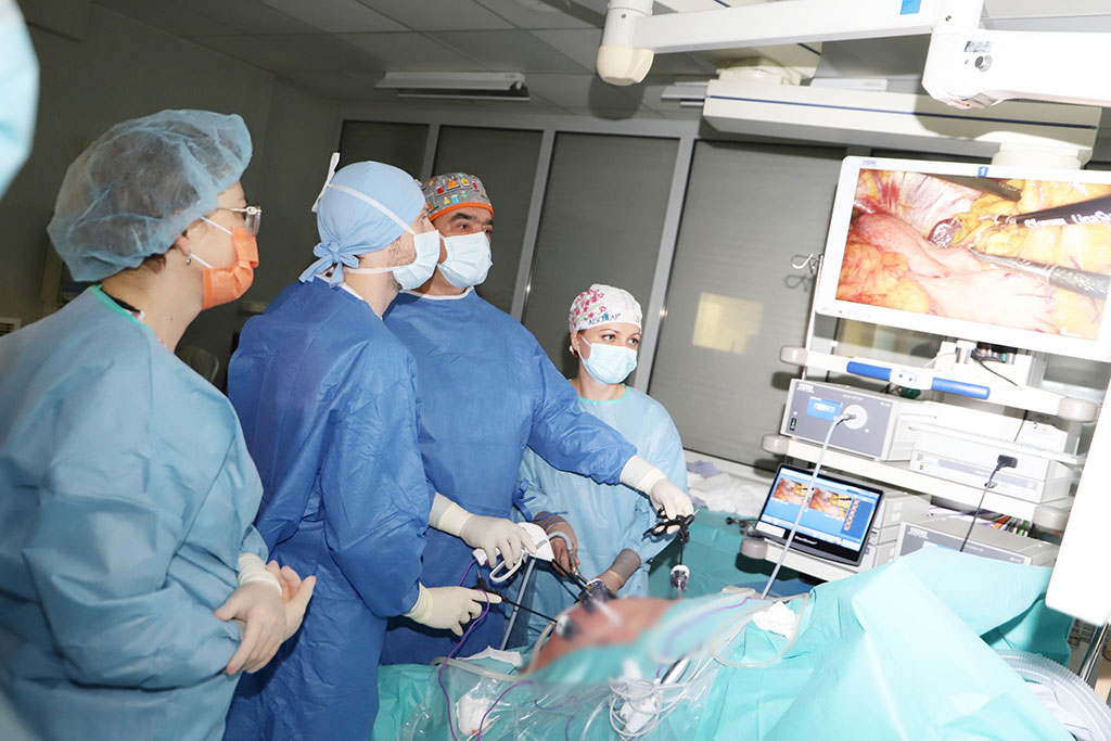 Хирурзи от ВМА оперираха на живо пред 150 медици