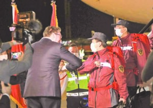 Сръбският президент Александър Вучич лично посреща на летището в Белград китайските медици, изпратени от Пекин да помагат на Сърбия в борбата с коронавируса.