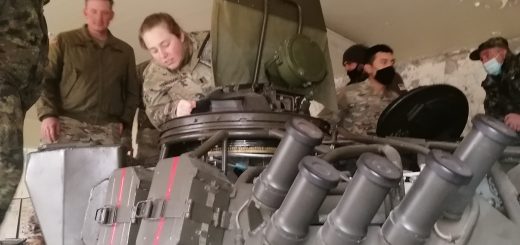 Американци наблюдават огневи тренировки с танк Т-72