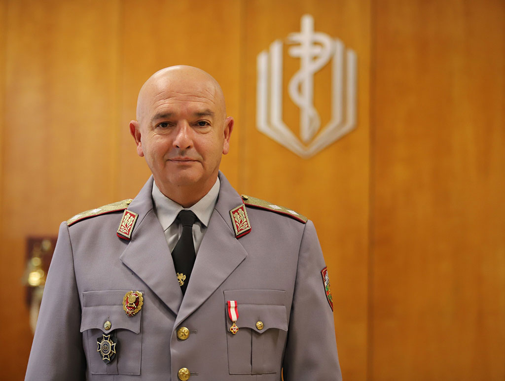 Генерал-майор професор д-р Венцислав Мутафчийски, д.м.н.: Не пестим при кризи, лекуваме пациентите си както трябва - armymedia.bg Генерал-майор професор д-р Венцислав Мутафчийски, д.м.н.: Не пестим при кризи, лекуваме пациентите си както трябва