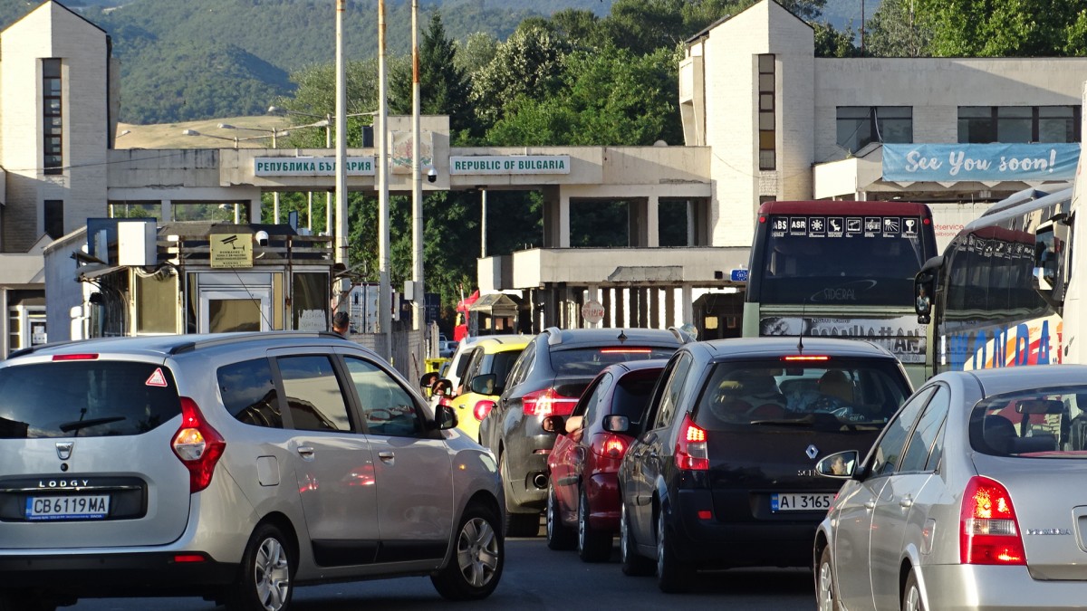 Близо 4 часа чакат леките коли и автобусите на „Кулата“, за да влязат в Гърция