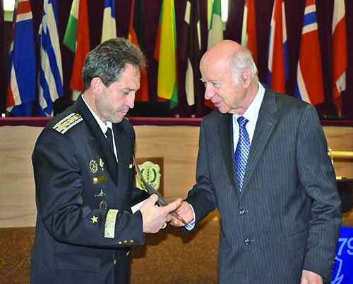 Български морски офицер получи най-високата  награда на НАТО