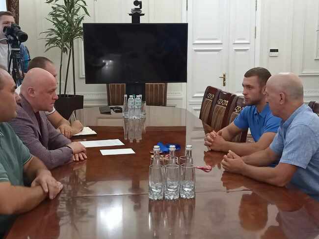 Кметът на Одеса Геннадий Труханов се срещна с украинския борец с български произход Василий Михайлов - armymedia.bg Кметът на Одеса Геннадий Труханов се срещна с украинския борец с български произход Василий Михайлов
