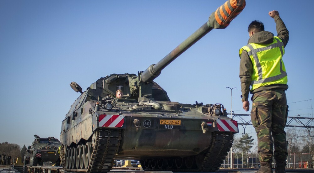 Нидерландия предоставя бронирани гаубици на Украйна