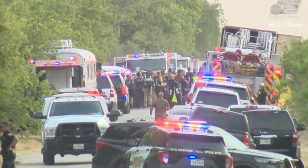 Най-малко 46 нелегални мигранти бяха открити мъртви в ремаркето на камион в Сан Антонио, щата Тескас