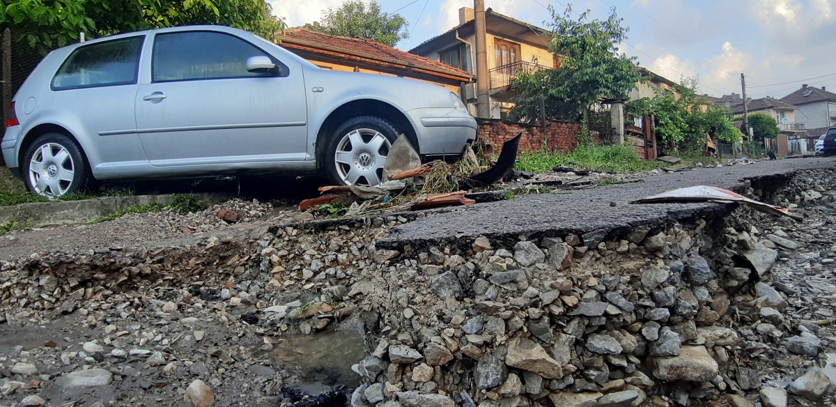 В Котел започва разчистването на щетите от падналия пороен дъжд