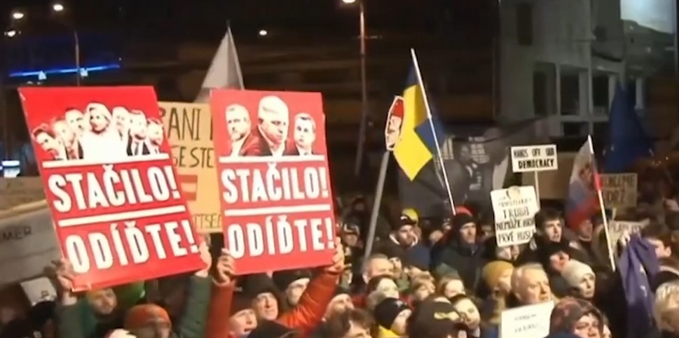 „Долу ръцете от демокрацията“ – Масови протести срещу правителството в Словакия