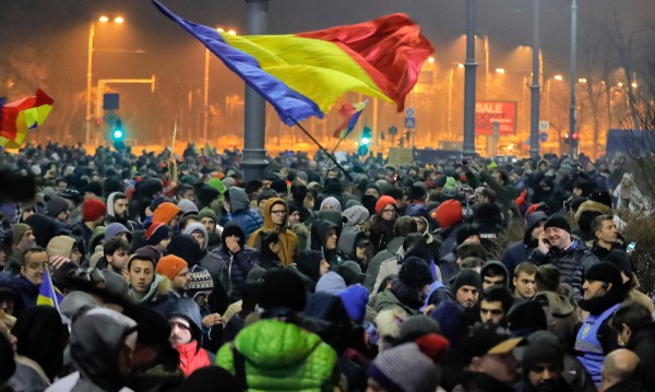 Продължават протести в Румъния – над 50 хиляди демонстрираха в Букурещ